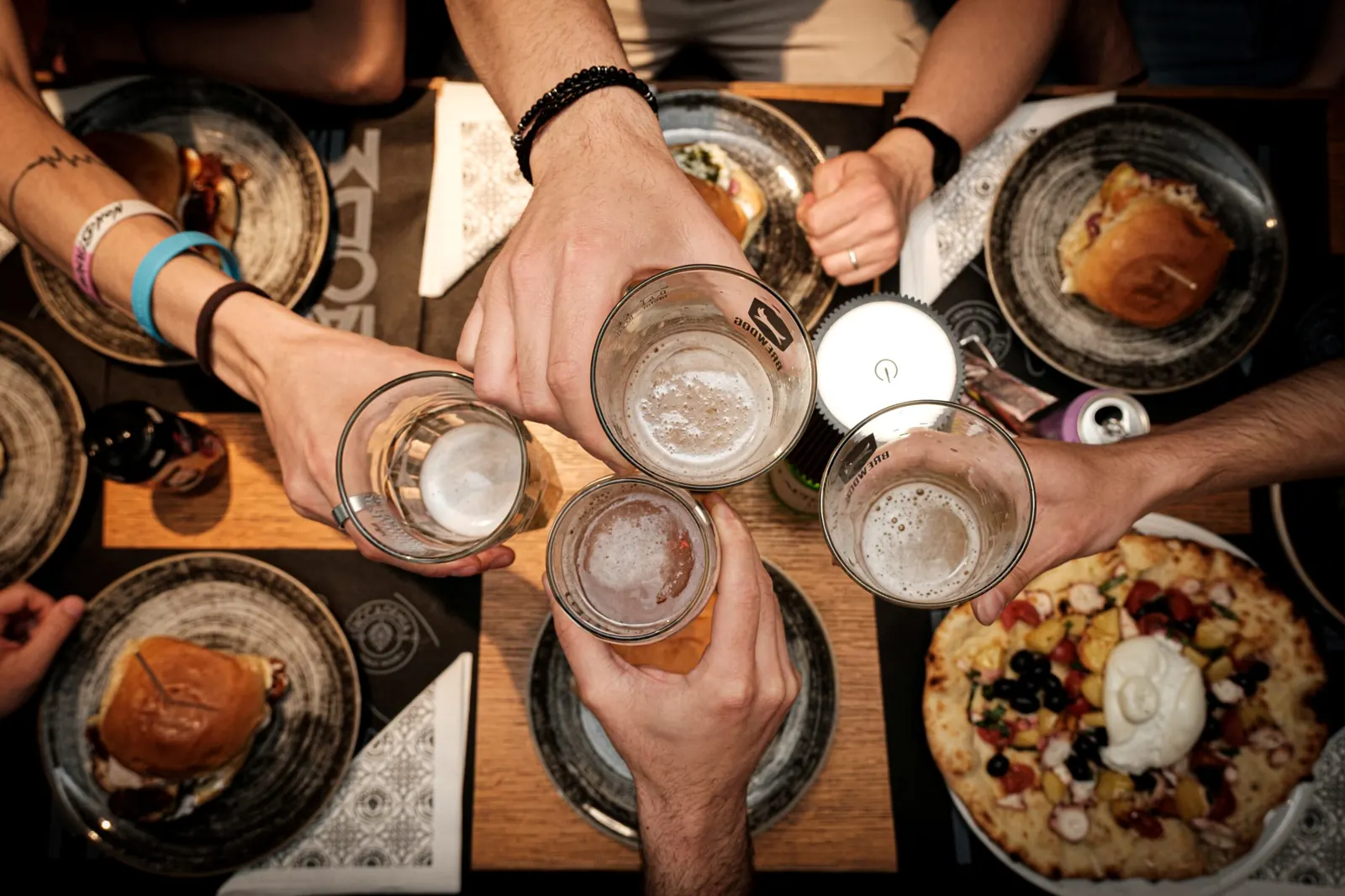 Un brindisi tra amici con birre, panini e pizza a L’Accademia